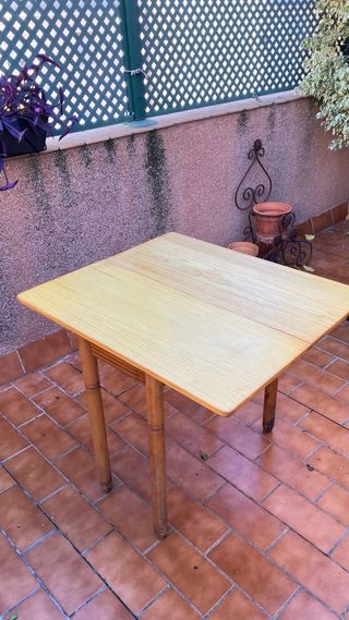 Mesa de madera con cajón