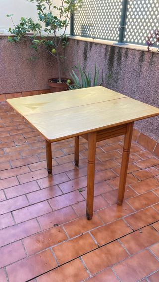 Mesa de madera con cajón