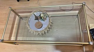 Mesa centro cristal y metal dorado