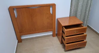 Mesita de noche y cabecero individual de madera