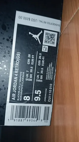 Jordan 4 Black Cat con llavero