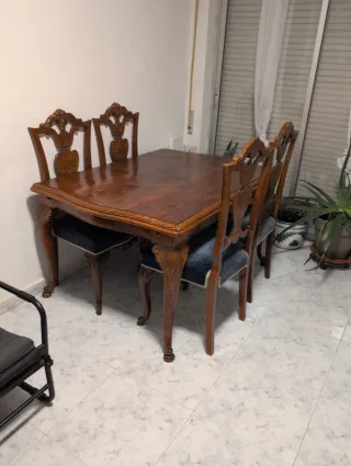Mesa de comedor con 4 sillas