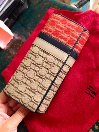 Cartera Carolina Herrera Canvas y Piel Auténtica