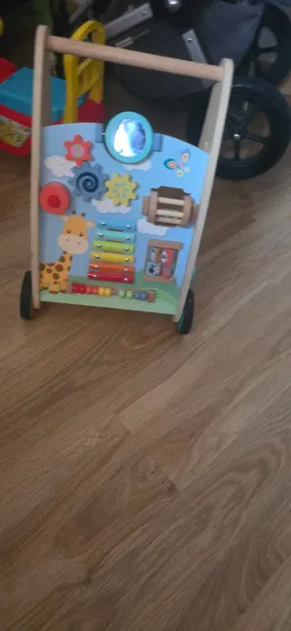 Andador infantil de madera con actividades