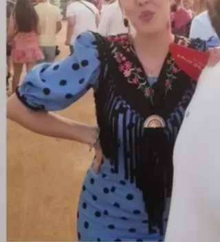 Traje de flamenca azul con lunares negros