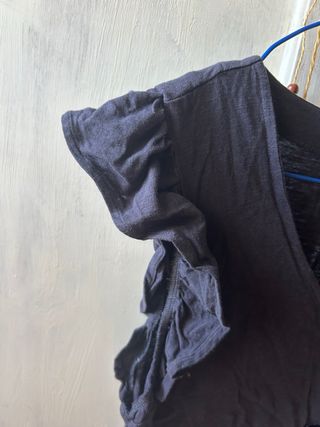 Camiseta Unit volantes hombros