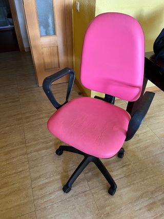 Silla de escritorio rosa y negra