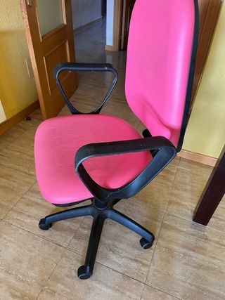 Silla de escritorio rosa y negra