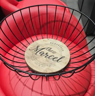 Frutero de alambre con base de madera