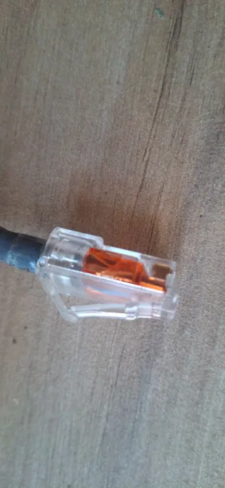 Cable de red gris con conectores naranjas