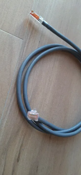 Cable de red gris con conectores naranjas