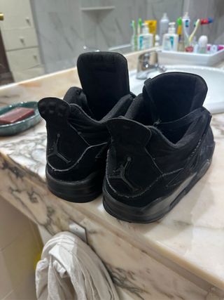 Jordan 4 Negro
