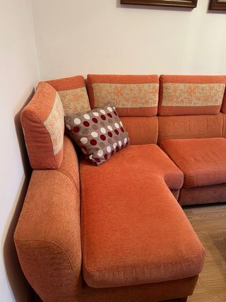 Sofá modular naranja y multicolor