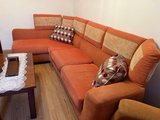 Sofá modular naranja y multicolor