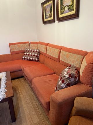 Sofá modular naranja y multicolor