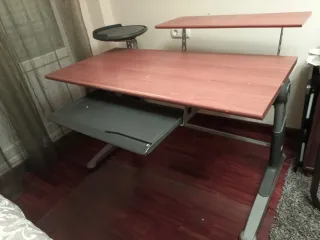 Mesa de estudio con bandeja extraíble