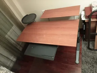 Mesa de estudio con bandeja extraíble