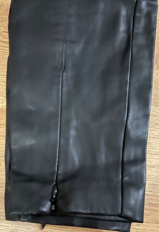 Pantalón pitillo cuero Zara