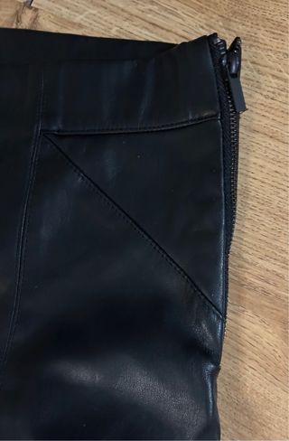 Pantalón pitillo cuero Zara