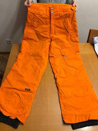 Conjunto esquí: pantalón, chaqueta y casco