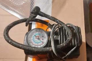 Inflados ruedas se conecta al .mechero del coche