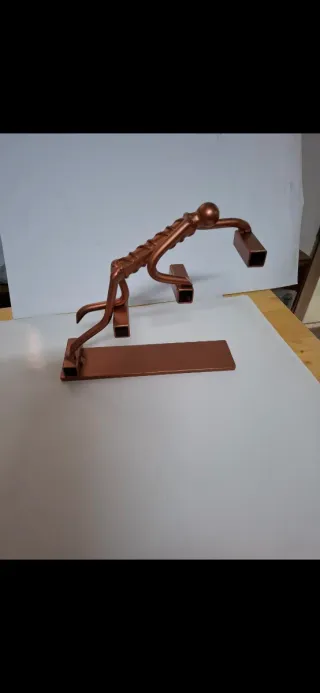 Escultura de escalador de metal