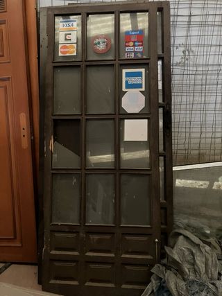 Puertas antiguas de madera con cristales