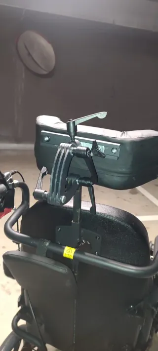 Silla de ruedas reclinable.