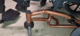 Silla de ruedas reclinable.