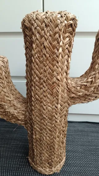 Cactus decorativo de mimbre o ratan (55 cm alto)