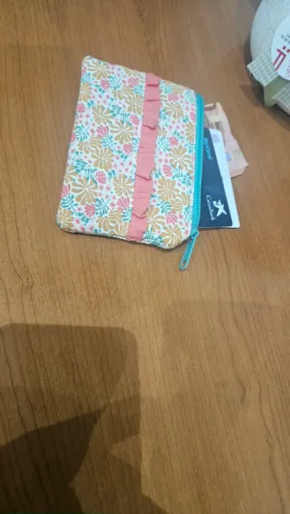 Mini cartera con flores y volante