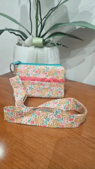 Mini cartera con flores y volante