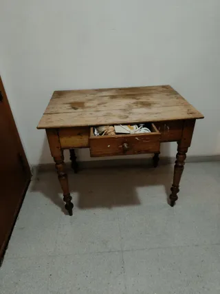 Mesa auxiliar antigua de madera