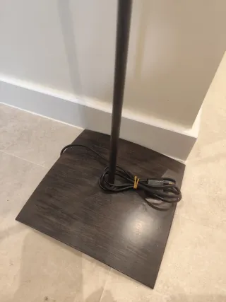 Lámpara de pie moderna, pantalla roja y base metal