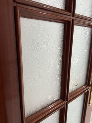 Puerta de madera con cristal