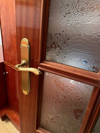 Puerta de madera con cristal