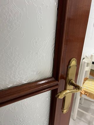 Puerta de madera con cristal