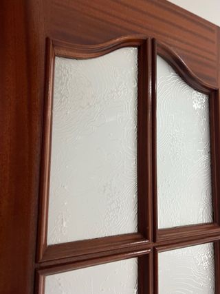 Puerta de madera con cristal
