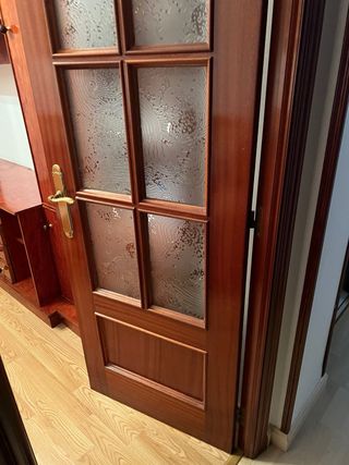 Puerta de madera con cristal