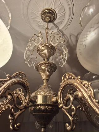 Lámpara de techo dorada con cristales