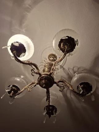 Lámpara de techo dorada con cristales