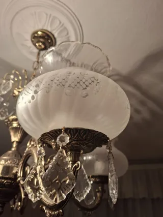 Lámpara de techo dorada con cristales