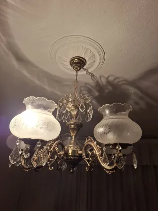 Lámpara de techo dorada con cristales