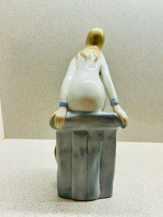 Figura de porcelana 22cm sellada y numerada