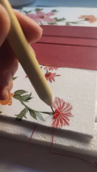 Cuaderno creativo floral con abalorios