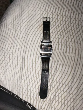 Reloj de pulsera negro y plateado