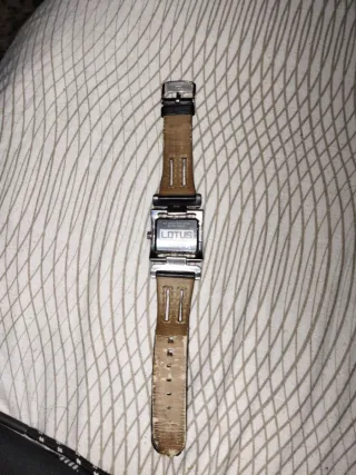 Reloj de pulsera negro y plateado