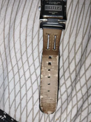 Reloj de pulsera negro y plateado