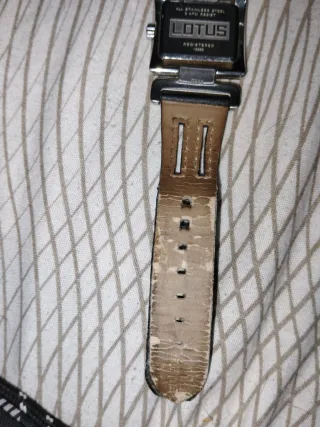 Reloj de pulsera negro y plateado