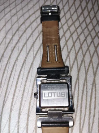 Reloj de pulsera negro y plateado